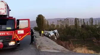 Muradiye'de Tır Şarampole Yuvarlandı: Sürücü Yaralı