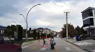 Yaya geçidinde kaza: Otomobil, 4 yaşındaki çocuğa böyle çarptı