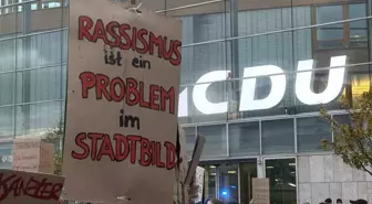 Almanya'da Başbakan Merz Protesto Edildi