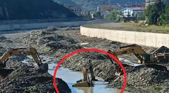 Sinop'ta İş Makinesi Ayancık Çayı'na Gömüldü
