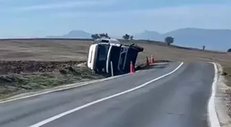 Bolu'da Yem Kamyonu Devrildi, Sürücü Sağ Kurtuldu