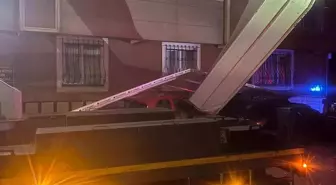 Bursa'da Apartmanın Çatı Katından Uçan Paneller Korku Dolu Anlar Yaşattı