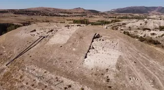 Aşağıseyit Höyüğü'nde 4500 Yıllık Yanmış Ev ve 2300 Yıllık Kale Suru Kalıntıları Bulundu