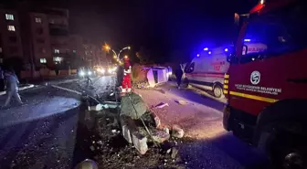 Hatay'da Aydınlatma Direğine Çarpan Otomobil Takla Attı