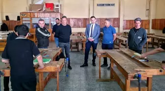 Gelibolu'daki Öğrenciler Okullar İçin Sıra ve Masa Üretiyor