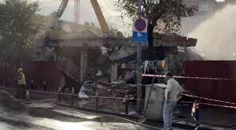 Küçükçekmece'de Yıkım Sırasında Bina Kısmı Çöktü