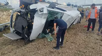 Mersin'de Hava Yolu Personelini Taşıyan Servis Aracı Devrildi: 4 Yaralı