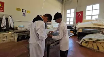 Kayseri'de Meslek Lisesi Öğrencilerinden Gazze İçin Yatak Üretimi
