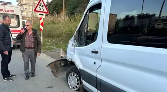 Rize'de Okul Servisi İle Kamyonet Çarpıştı