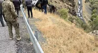 Uçuruma Düşen Kamyon Askeri Vinçle Kurtarıldı