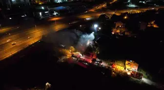Ümraniye'de Gece Saatlerinde Çıkan Yangın Paniğe Yol Açtı