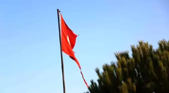 Yırtılan Türk Bayrağına Tepki: Vatandaşlar Yenilenmesini Bekliyor