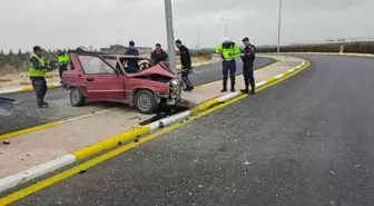 Aydınlatma direğine çarpan otomobilin sürücüsü öldü, eşi yaralandı