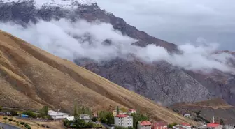 Hakkari'de Sağanak, Yüksek Kesimlerde Kar Yağışına Dönüştü