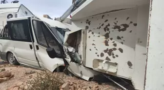 Kamyon Park Halindeki Minibüsün Üzerine Devrildi