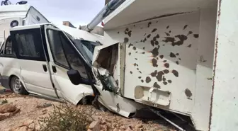 Mardin'de Kontrolden Çıkan Kamyon, Park Halindeki Minibüsün Üzerine Devrildi