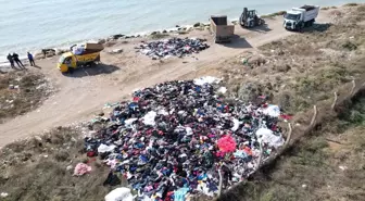 Mersin'de Kıyıya Bırakılan Tekstil Atıkları Temizlendi