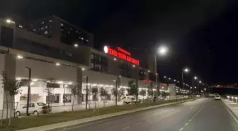 İzmir'de Husumetli Gruplar Arasında Silahlı Kavga: 3 Yaralı, 1 Şüpheli Yakalandı