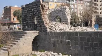 Cizre'de Tarihi Abdaliye Medresesi'nin Giriş Bölümünün Restorasyonuna Başlandı