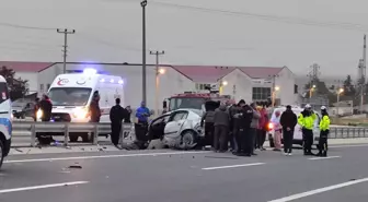 Köpeğe Çarpmamak İçin Manevra Yapan Sürücü Refüje Çarptı: 2 Yaralı