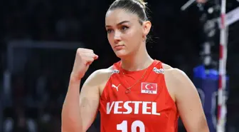 Zehra Güneş'in mini etekli asansör pozu hayranlarını ikiye böldü