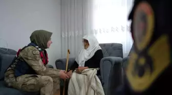 97 Yaşındaki Rabiye Nine'den Askerlere Duygu Dolu Ziyaret