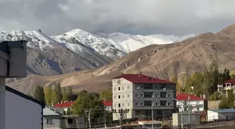 Başkale'de yüksek kesimler beyaza büründü