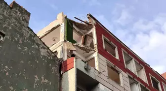 Bayrampaşa'da Metruk Binanın Balkonu Araçların Üzerine Düştü