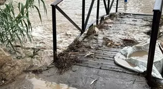 Foça'da Sağanak Yağış Sonrası Su Baskınları