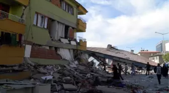 Van Depreminin Yıldönümünde Acılar Taze