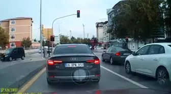 Ankara'da Yolun Karşısına Geçen Kadına Otomobil Çarptı