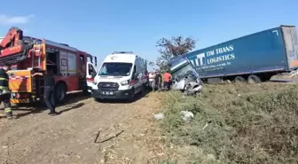 Adana'da Tır ile Çarpışan Otomobilin Sürücüsü Hayatını Kaybetti