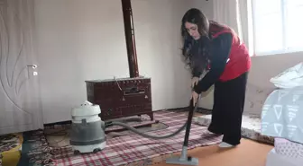 Öğrencilerden Yaşlılara Destek: Kızılay Gönüllüleri Temizlik Hizmeti Verdi