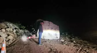 Kastamonu'da Düşen Dev Kaya Yol Ulaşımını Kapatı