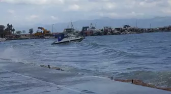 Balıkesir'de Lodos Sebebiyle İki Balıkçı Teknesi Battı