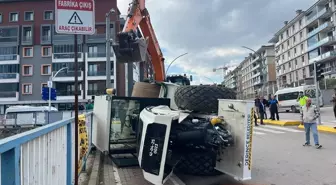 Kocaeli'de Seyir Halindeki Tırdan Düşen İş Makinesi Sürücüsü Yaralandı
