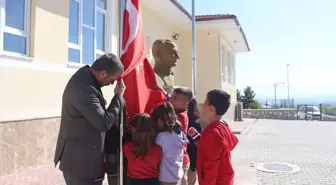 Köy okulundaki öğrencilerin 'vatan ve bayrak' sevgisi yürekleri ısıttı