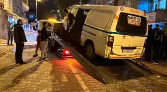 Küçükçekmece'de Hızlı Giden Otomobil Park Halindeki Araçlara Çarptı