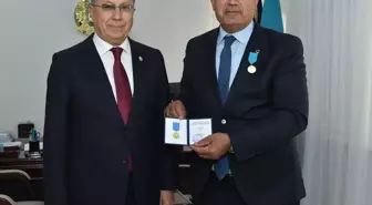 Prof. Dr. Kenan Koç'a Kazakistan'da Hizmet Nişanı Verildi