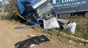 Ceyhan'da TIR ile Çarpışan Otomobilin Sürücüsü Hayatını Kaybetti