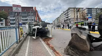 Derince'de TIR'ın Üzerindeki Asfalt Silindiri Devrildi