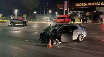 Antalya'da Tur Minibüsü ile Otomobil Çarpıştı: 2 Yaralı