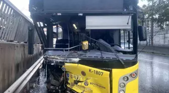 İETT Otobüsü Bariyerlere Çarptı, Sürücü Görevden Uzaklaştırıldı