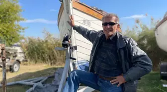 Bülent Kale'nin Deniz Tutkusu: Kendi Yaptığı Tekne ile Kıyıları Dolaşıyor