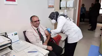 Erciyes Üniversitesi'nde Sağlık Çalışanlarına Grip Aşısı Uygulaması Başladı