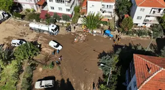 Foça'da Sel Sonrası Temizlik Çalışmaları Devam Ediyor