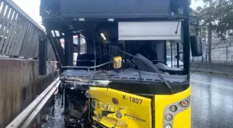 Kadıköy'de Alkollü Sürücüyle İETT Otobüsü Bariyerlere Saplandı: 2 Yaralı
