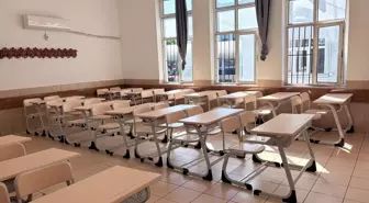 Manavgat'taki Çağlayan Ortaokulu Modern Sıralara Kavuştu