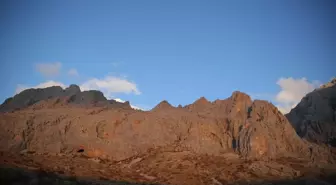 Niğde'de Cumhuriyet'in 102. Yılı için 102 Dağcı Emler Zirvesine Tırmandı