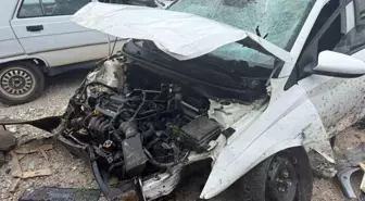Süratle kavşağa giren otomobil heykelleri biçerek metrelerce havaya uçtu